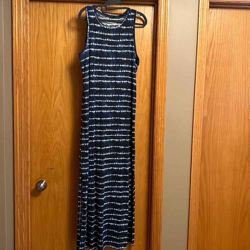 Like new, Fun, comfortable, blue, little gray and white, Eddie Bauer Maxi, M